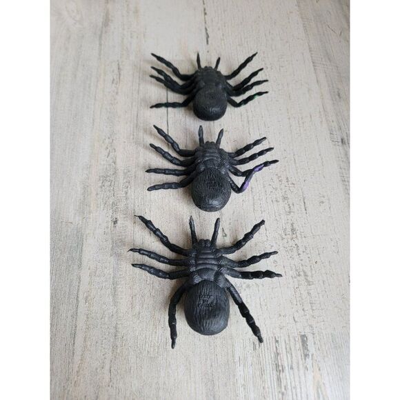 Rubber tarantula green purple spider Halloween decor set - Picture 5 of 7